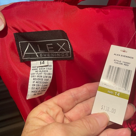 Elegant red evening dress - Picture 4 of 4